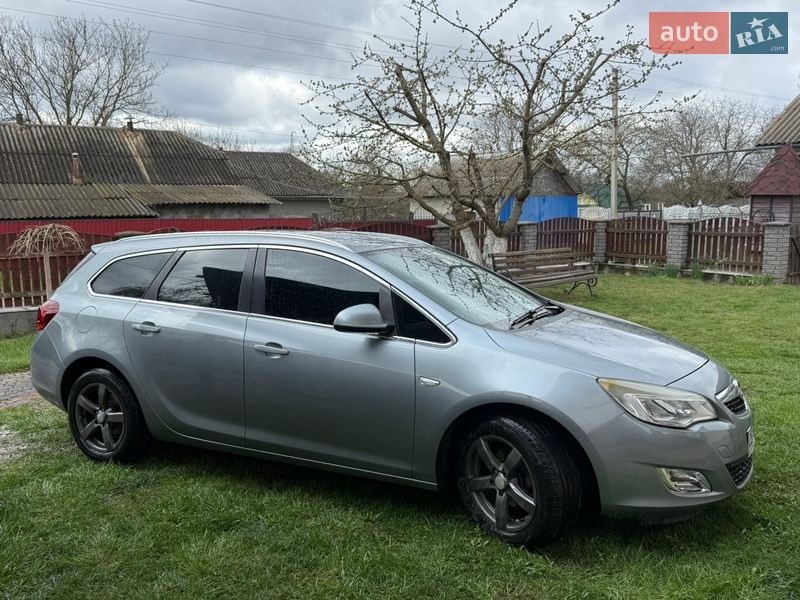 Универсал Opel Astra 2011 в Кельменцах