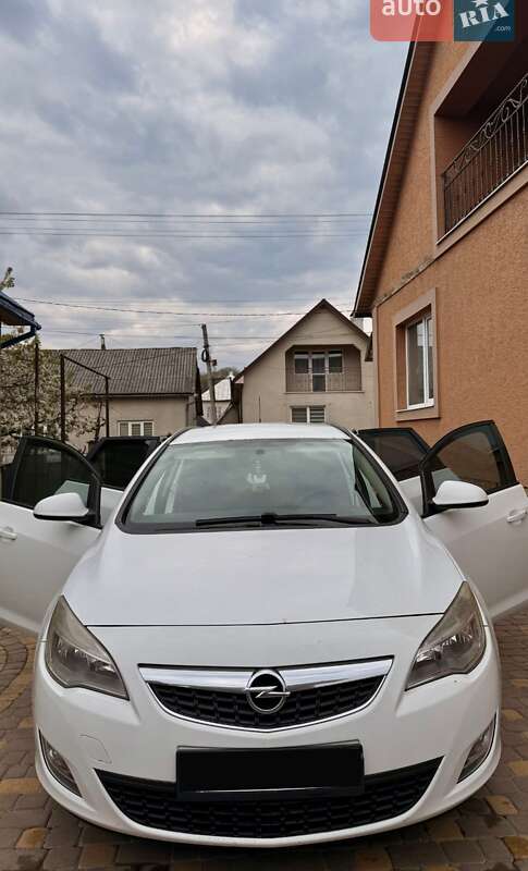 Універсал Opel Astra 2011 в Довгому