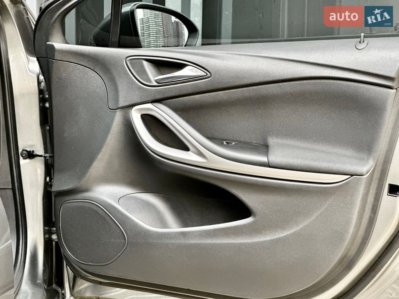 Хэтчбек Opel Astra 2018 в Киеве