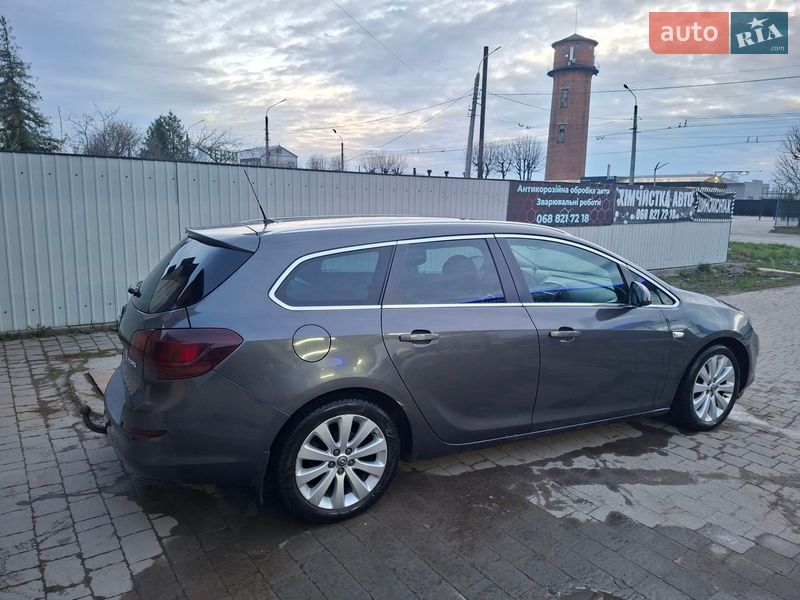 Універсал Opel Astra 2011 в Івано-Франківську