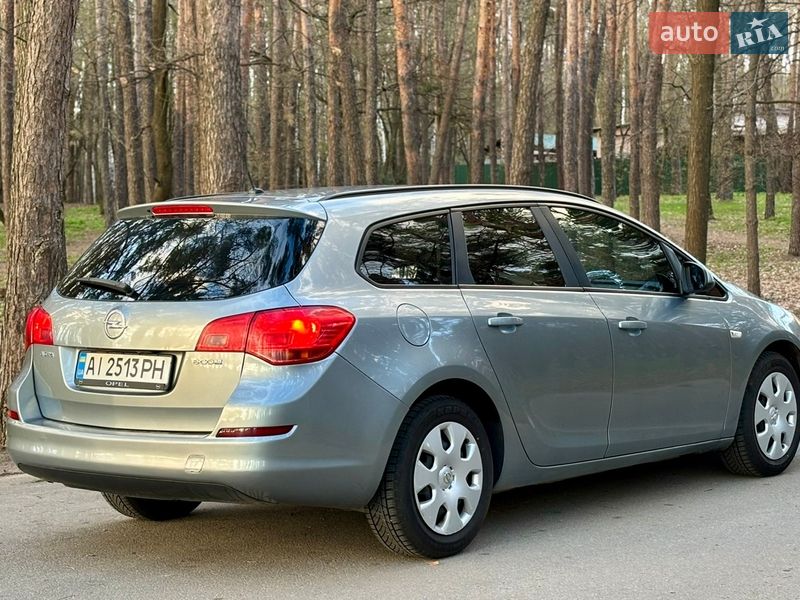 Универсал Opel Astra 2011 в Киеве
