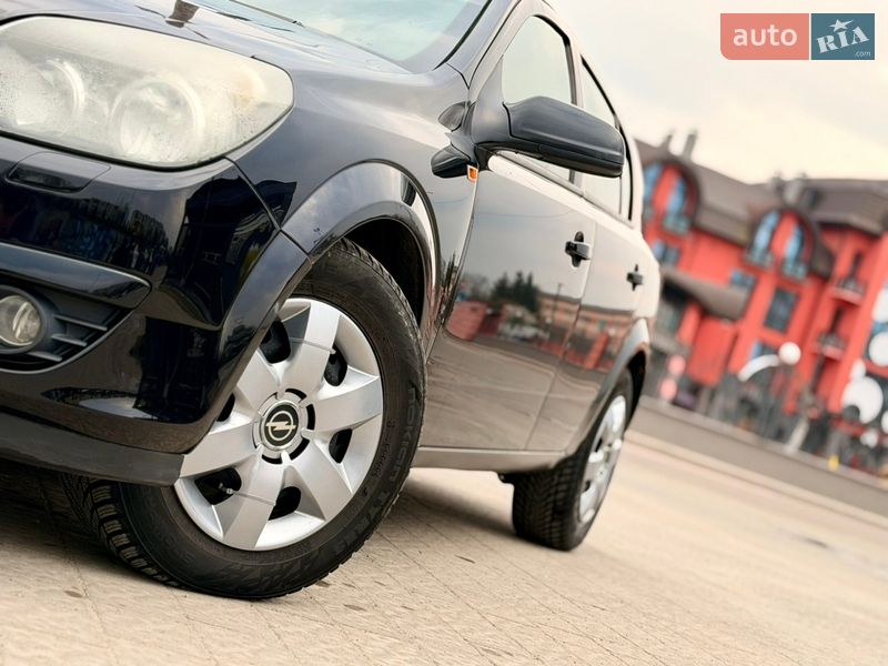 Хэтчбек Opel Astra 2004 в Дрогобыче