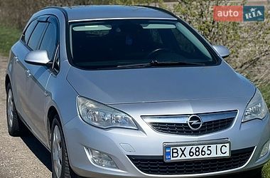 Универсал Opel Astra 2011 в Волочиске
