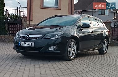 Універсал Opel Astra 2011 в Сарнах