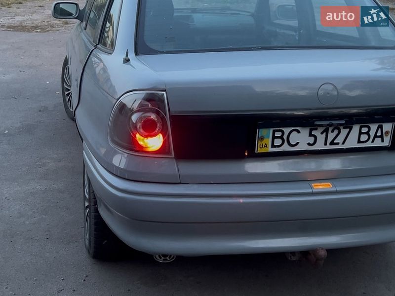 Седан Opel Astra 1995 в Ровно
