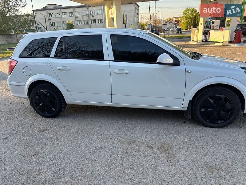 Універсал Opel Astra 2010 в Івано-Франківську