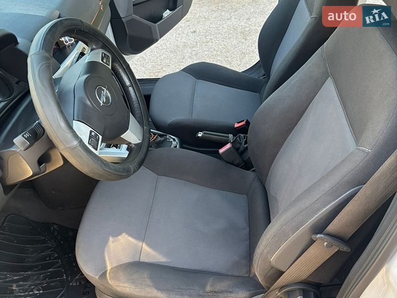 Універсал Opel Astra 2010 в Івано-Франківську