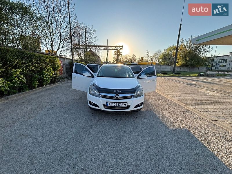 Універсал Opel Astra 2010 в Івано-Франківську