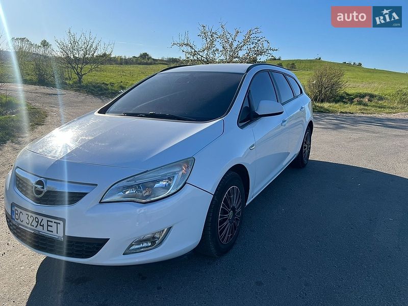 Универсал Opel Astra 2011 в Бориславе