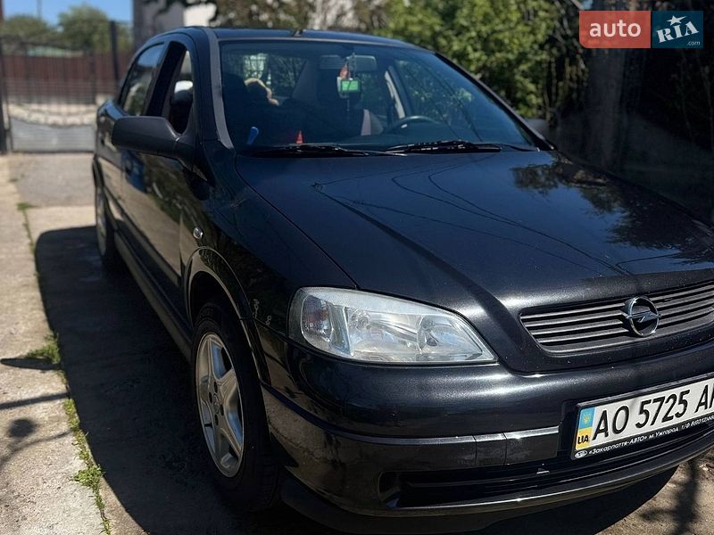 Седан Opel Astra 2007 в Среднем