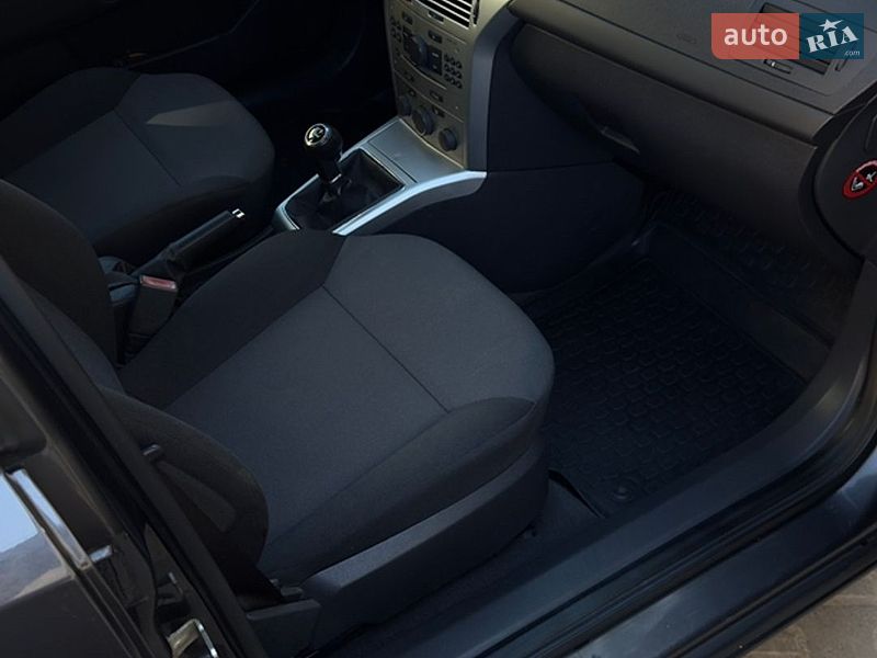 Хэтчбек Opel Astra 2012 в Дрогобыче