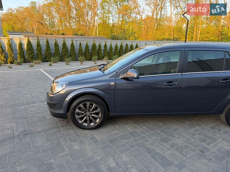 Универсал Opel Astra 2010 в Луцке