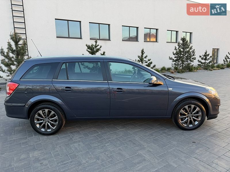 Универсал Opel Astra 2010 в Луцке