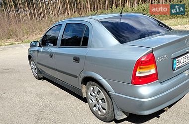 Седан Opel Astra 2006 в Сарнах