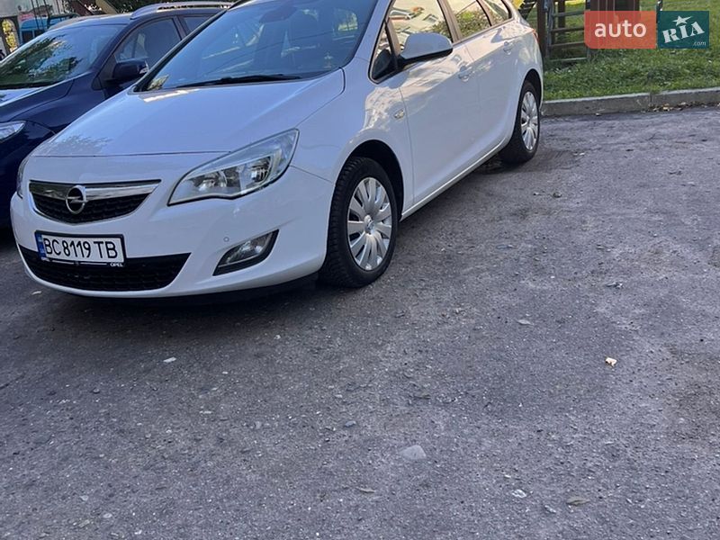 Универсал Opel Astra 2011 в Дрогобыче