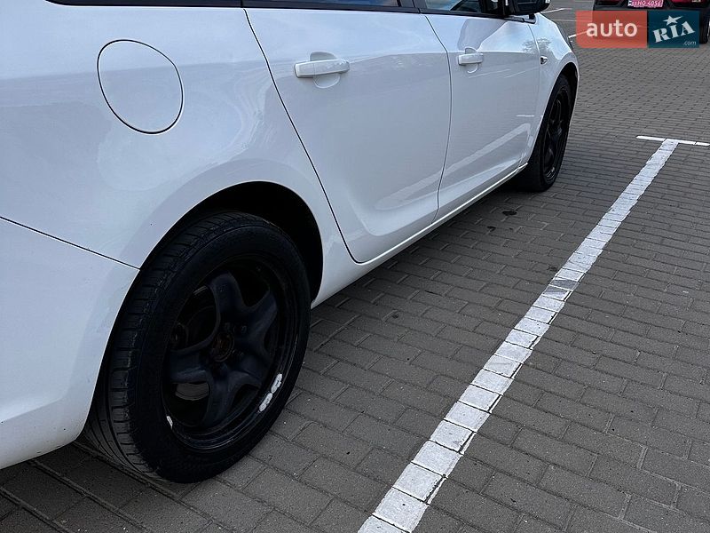 Универсал Opel Astra 2012 в Дрогобыче
