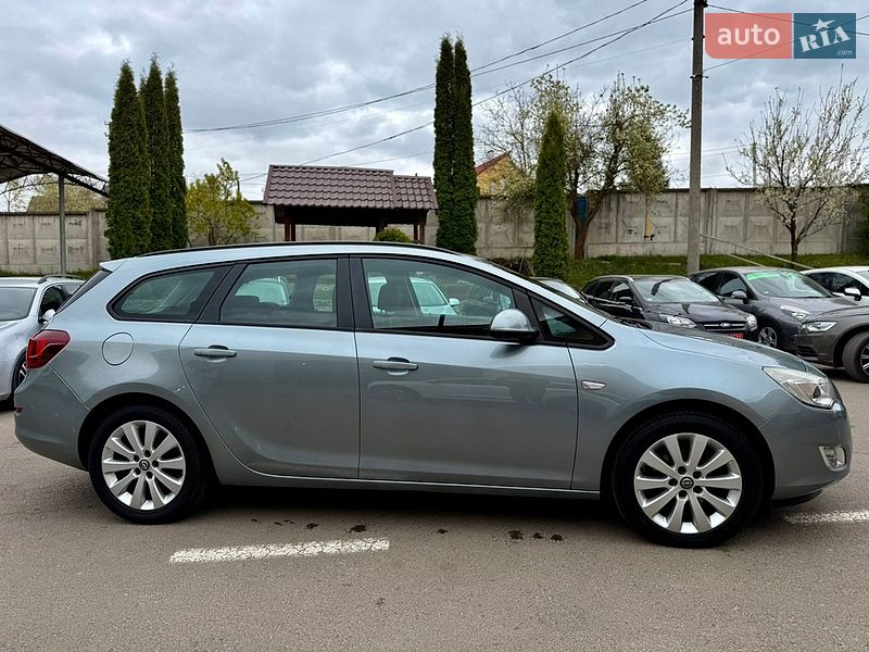 Универсал Opel Astra 2010 в Ровно