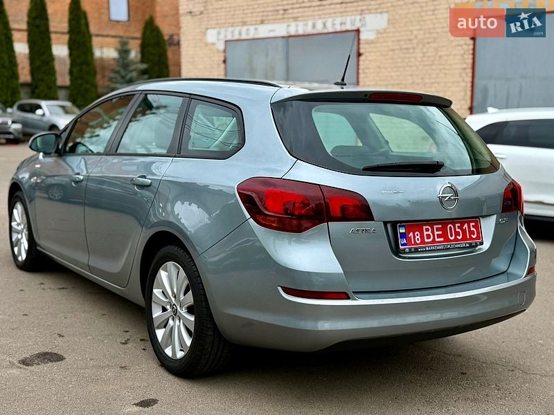 Универсал Opel Astra 2010 в Ровно