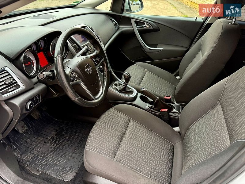 Универсал Opel Astra 2012 в Ровно