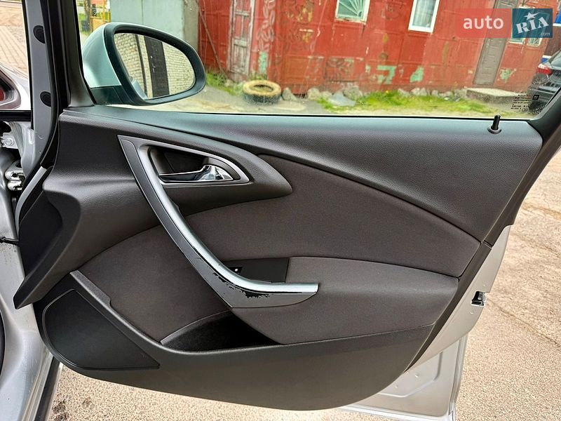 Универсал Opel Astra 2012 в Ровно