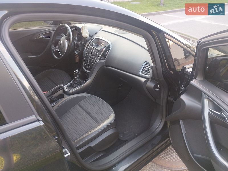 Универсал Opel Astra 2014 в Киеве