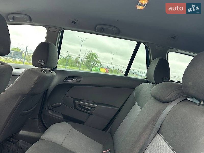 Универсал Opel Astra 2005 в Ровно