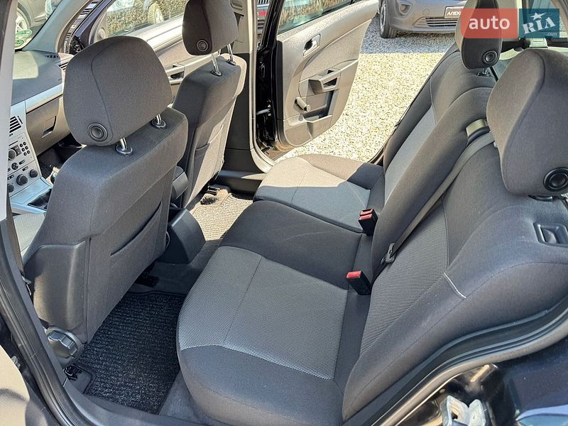 Универсал Opel Astra 2010 в Полтаве