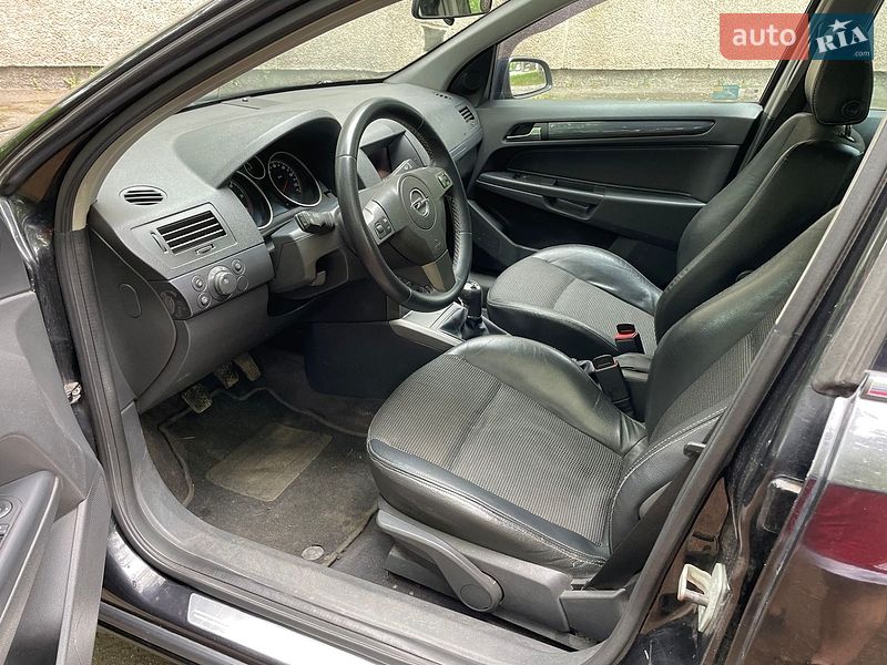Универсал Opel Astra 2004 в Остроге