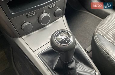Универсал Opel Astra 2004 в Остроге