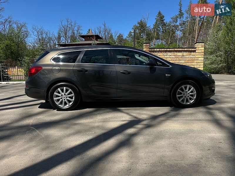 Универсал Opel Astra 2014 в Киеве
