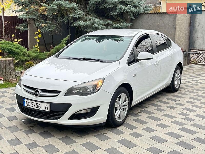 Седан Opel Astra 2017 в Ужгороді