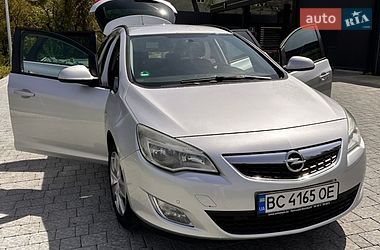 Універсал Opel Astra 2011 в Комарному