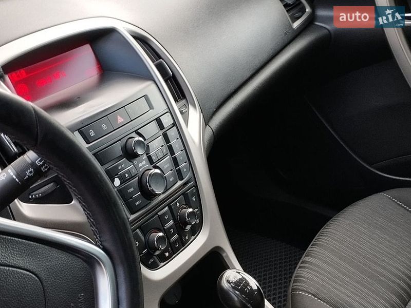 Универсал Opel Astra 2011 в Калуше