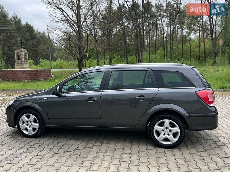 Универсал Opel Astra 2010 в Луцке