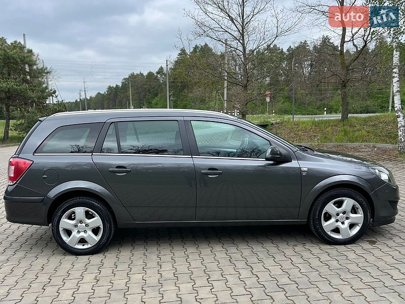 Универсал Opel Astra 2010 в Луцке