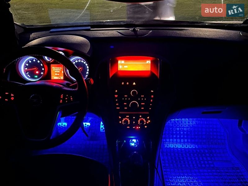 Универсал Opel Astra 2012 в Сиховом