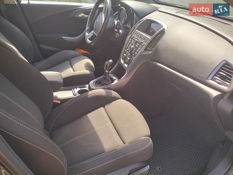 Универсал Opel Astra 2013 в Житомире