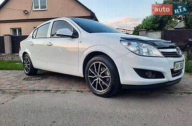 Седан Opel Astra 2012 в Лубнах