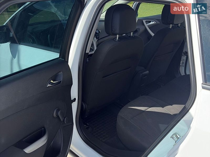 Универсал Opel Astra 2011 в Оброшином