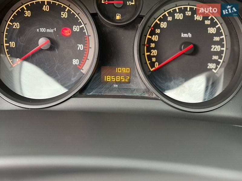 Универсал Opel Astra 2010 в Хороле