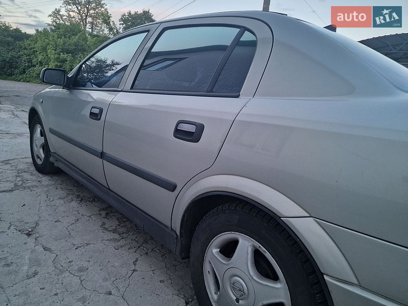 Седан Opel Astra 2007 в Хороле