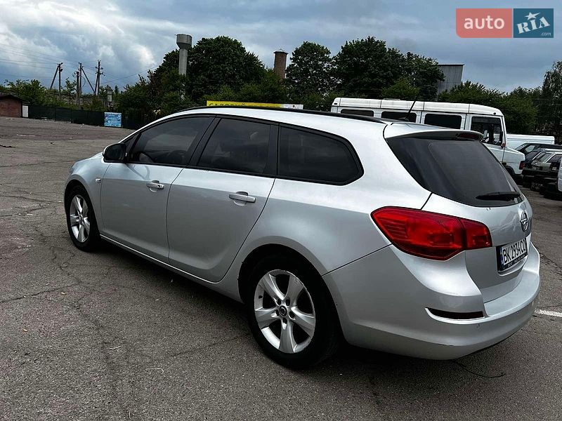 Универсал Opel Astra 2012 в Ровно