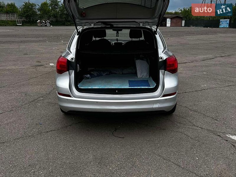 Универсал Opel Astra 2012 в Ровно