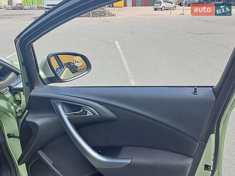 Універсал Opel Astra 2012 в Житомирі