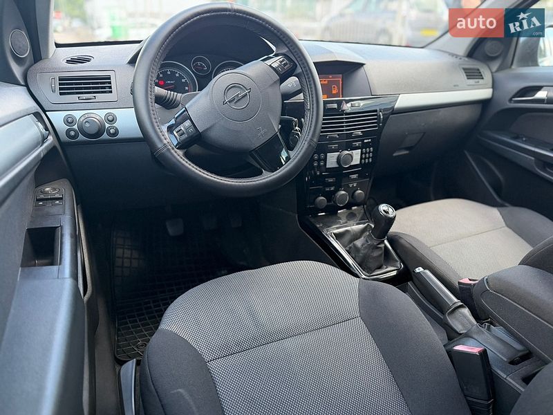 Универсал Opel Astra 2010 в Ровно