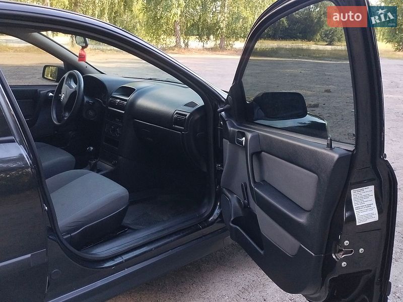 Седан Opel Astra 2006 в Лебедине