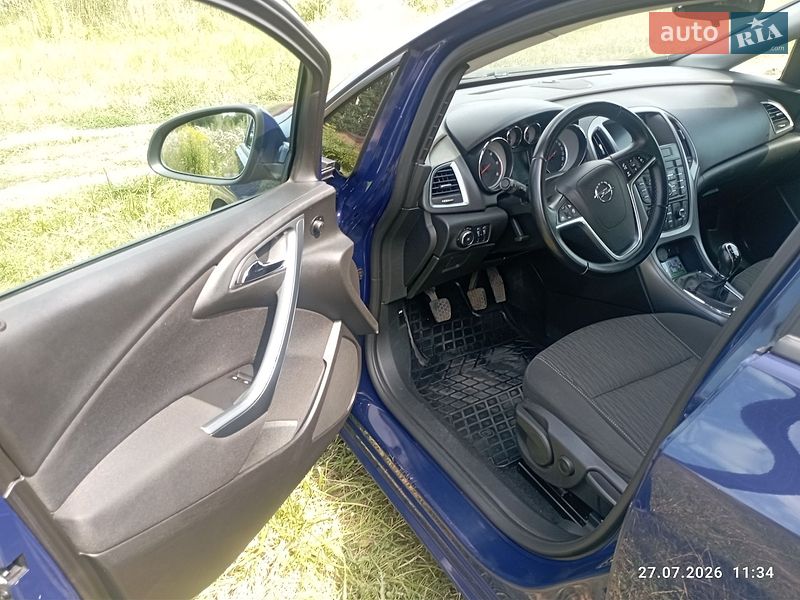 Универсал Opel Astra 2013 в Ровно