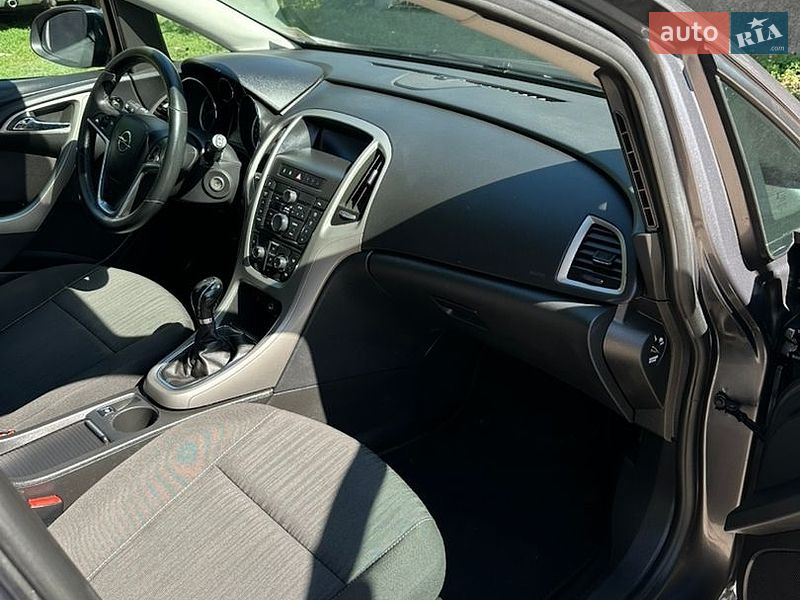 Универсал Opel Astra 2011 в Хороле