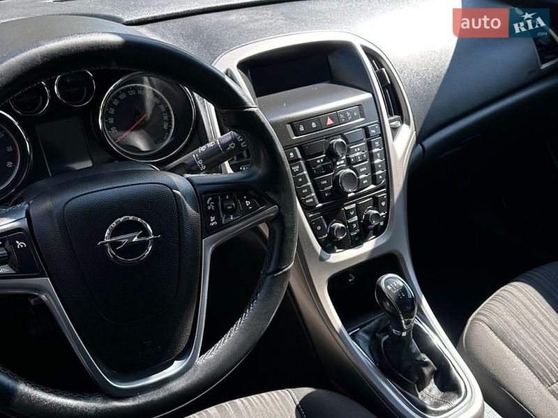 Универсал Opel Astra 2011 в Хороле