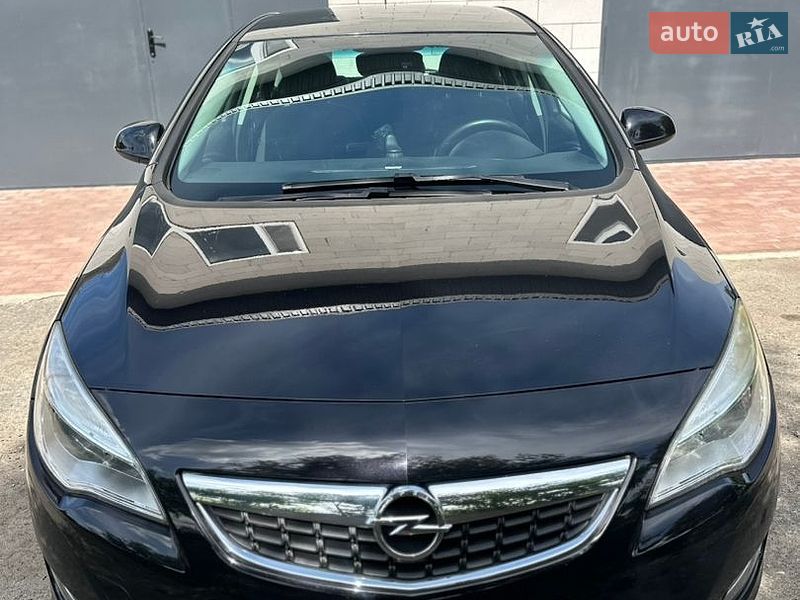 Хэтчбек Opel Astra 2011 в Хороле